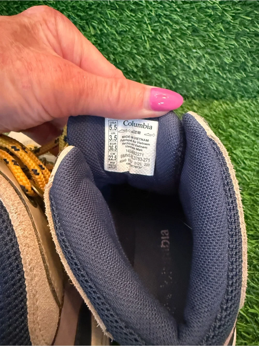 Columbia Women’s Newton Ridge Beige and Navy Hiking Boots with Yellow Laces 5.5